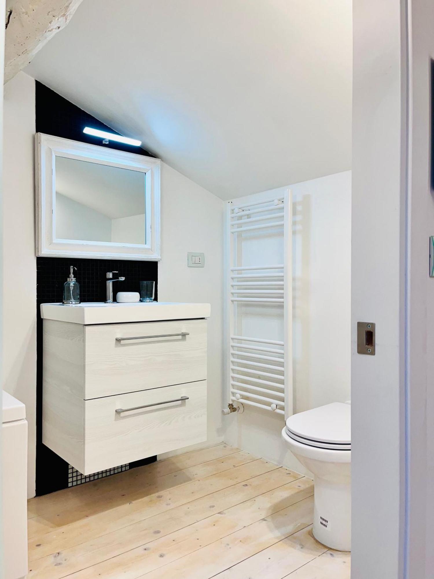 Riverside Loft Navigli - Spacious Two-bedroom Appartamento *